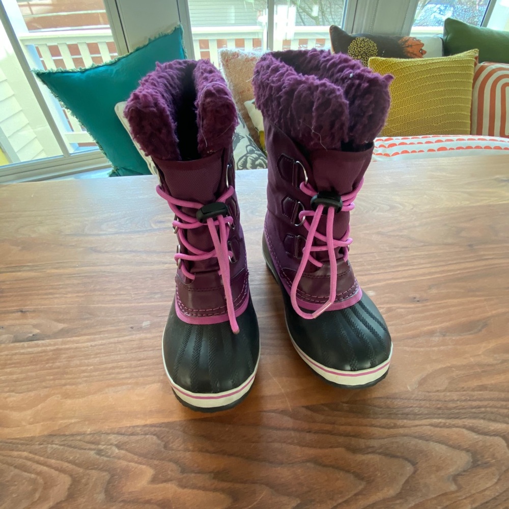 Girl’s Sorel Waterproof Snow boot, Size 2.